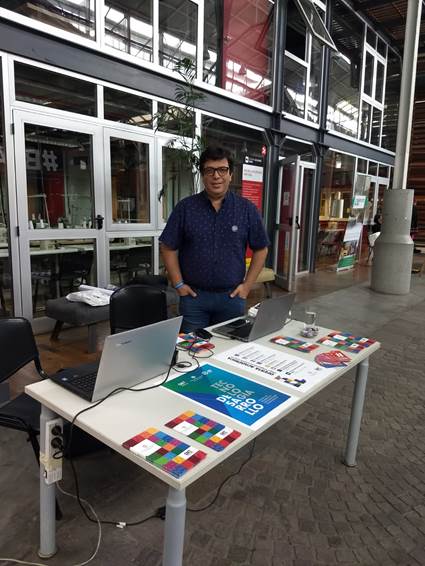 Un hombre sentado frente a una mesa

Descripción generada automáticamente con confianza media