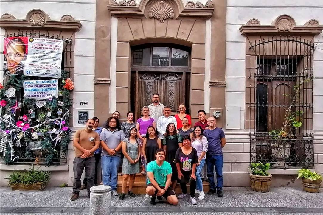 Un grupo de personas en frente de un edificio

Descripción generada automáticamente