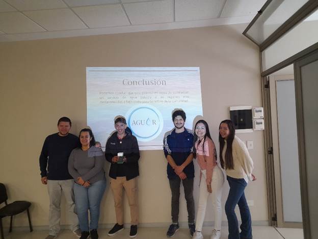 Un grupo de personas posando delante de una pared

Descripción generada automáticamente